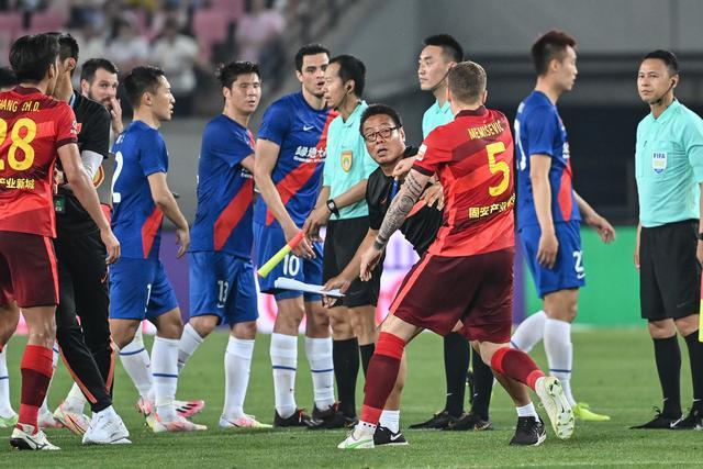 热议国足：赢得太不容易了 上下半场判若两队