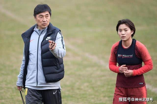 转会动态：斯通斯完成加盟，罗梅罗交易暂缓
